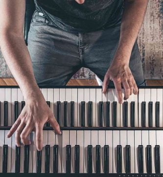 Hombre-tocando-el-piano