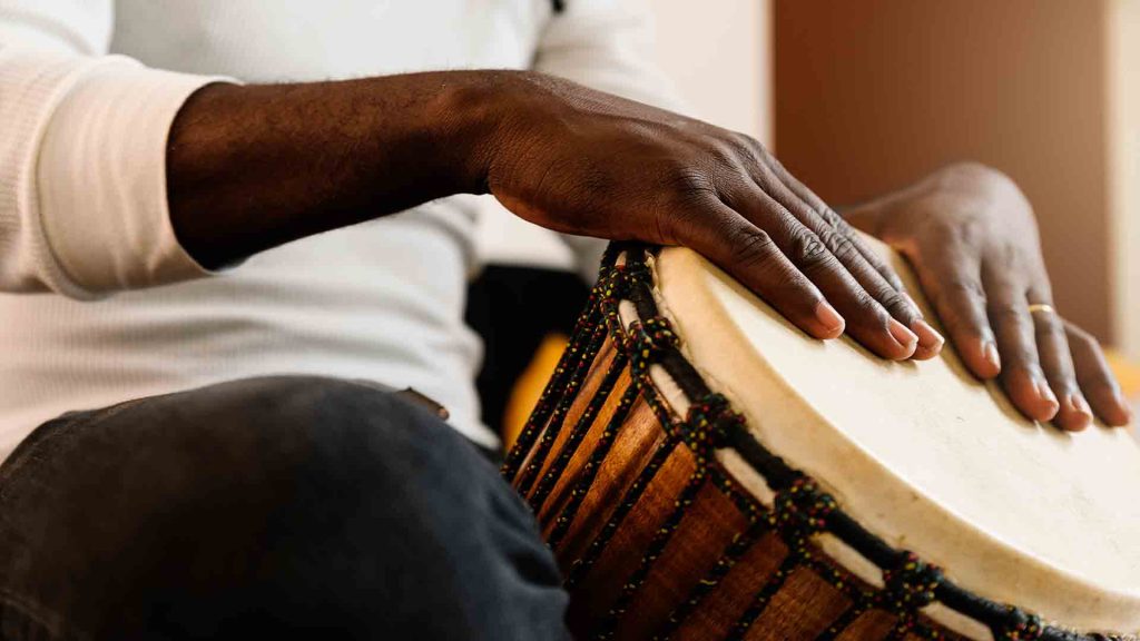 musico-tocando-el-tambor