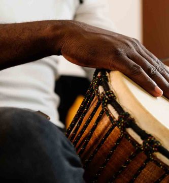 musico-tocando-el-tambor