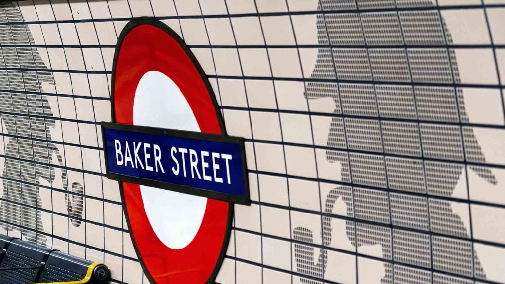 silueta-de-sherlock-holmes-en-el-metro