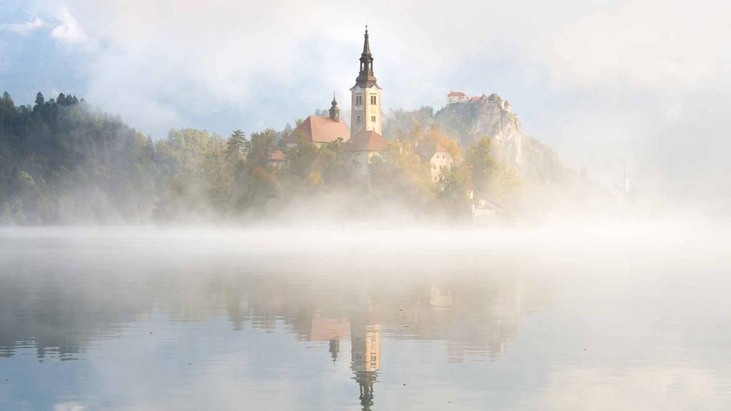 Eslovenia-una-nublada-mañana-en-el-lago-bled