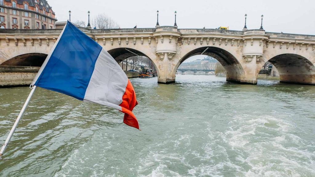 bandera-francesa-en-el-rio-sena